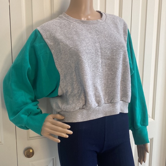 Joy Lab Womens L Crop Top Sweatshirt. Grey and Green sleeves. Soft and cozy. - Picture 2 of 12